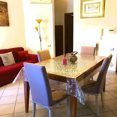 4 Beds - Air Conditioning, Just A Short Walk From The Sea Apartment