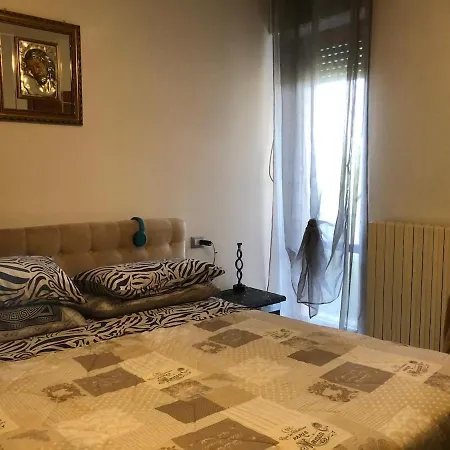 4 Beds - Air Conditioning, Just A Short Walk From The Sea